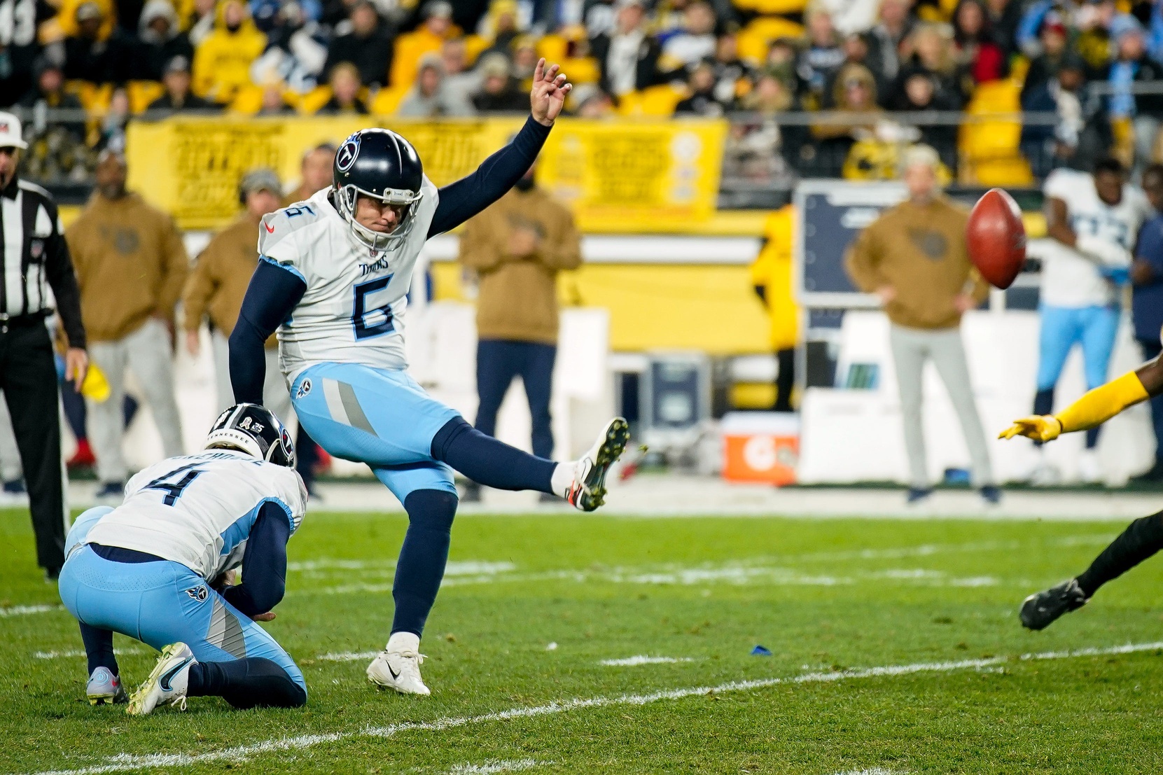 Tennessee Titans place kicker Nick Folk (6) kicks a field goal against the Pittsburgh Steelers. 